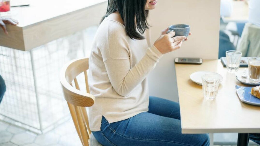 Women on a date in a cafe